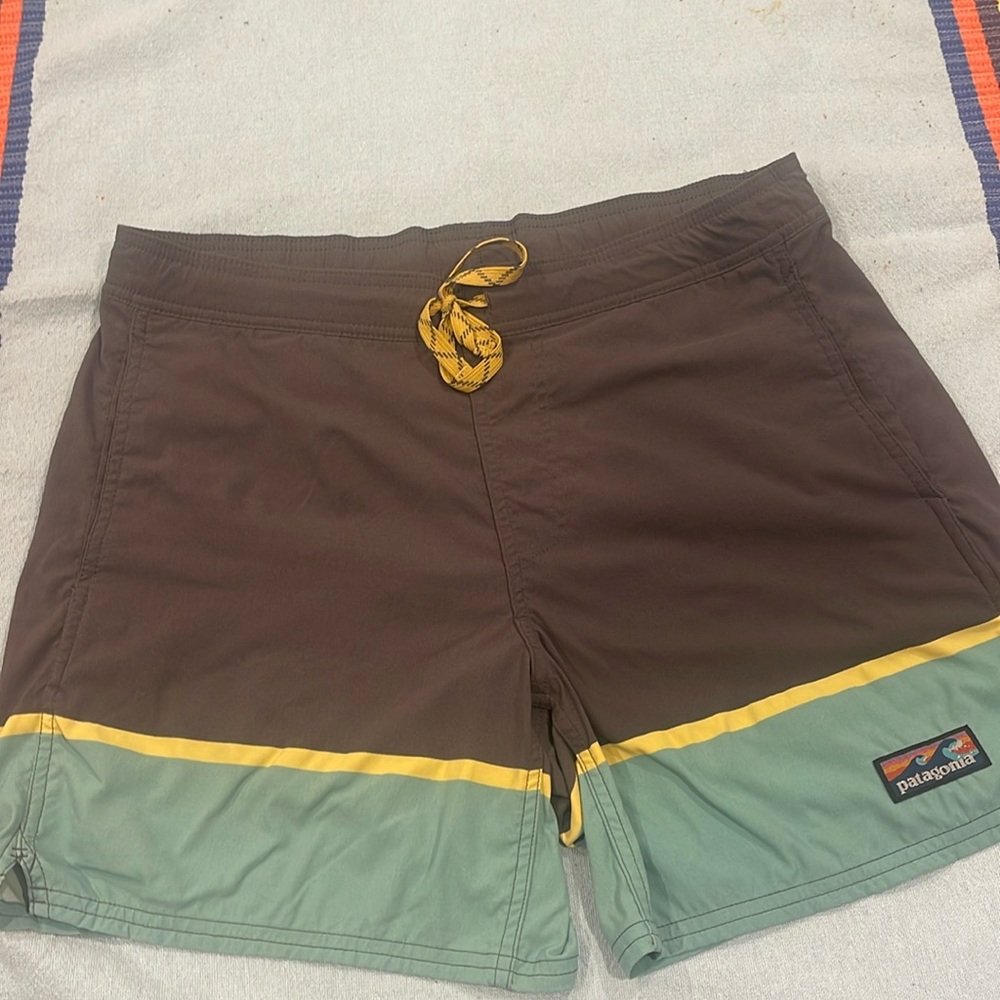 27004 Patagonia Men’s Wavefarer Volley Swim Shorts Grey Teal Yellow 86511 S